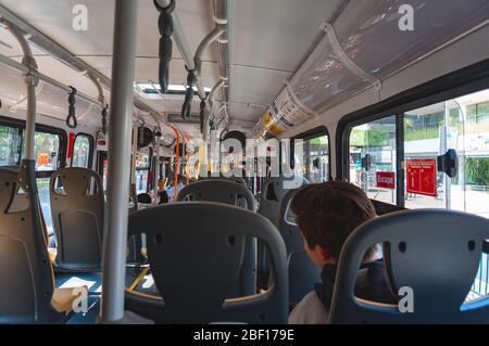 SANTIAGO, CHILI - DÉCEMBRE 2015 : un bus de transport public Transantiago dans le centre-ville de Santiago Banque D'Images