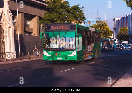 SANTIAGO, CHILI - DÉCEMBRE 2015 : un bus de transport public Transantiago dans le centre-ville de Santiago Banque D'Images