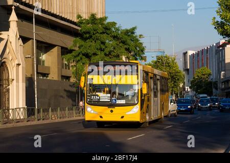 SANTIAGO, CHILI - DÉCEMBRE 2015 : un bus de transport public Transantiago dans le centre-ville de Santiago Banque D'Images