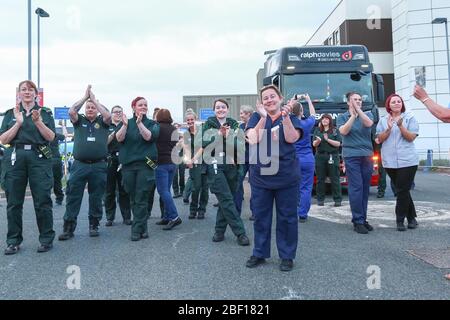 Dudley, West Midlands, Royaume-Uni. 16 avril 2020. Les infirmières et le personnel du NHS ont été accompagnés par des services publics et d'urgence à l'hôpital Russells Hall de Dudley, West Midlands, pour le clap des soignants et des travailleurs de première ligne du NHS. Crédit: Peter Lopeman/Alay Live News Banque D'Images