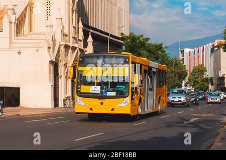 SANTIAGO, CHILI - DÉCEMBRE 2015 : un bus de transport public Transantiago dans le centre-ville de Santiago Banque D'Images