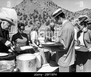 JANE FONDA et LEE MARVIN en ligne pour déjeuner avec Movie Extras sur le lieu de tournage Candid dans le Colorado pendant le tournage du réalisateur CAT BALLOU 1965 ELLIOT SILVERSTEIN Harold Hecht Productions / Columbia Pictures Banque D'Images