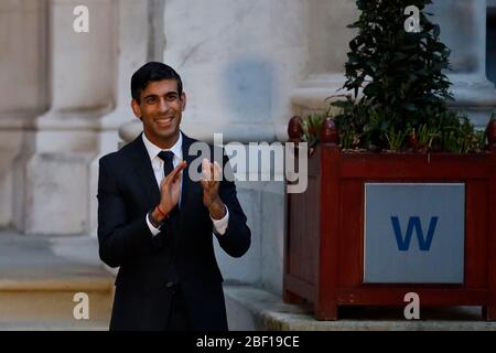 Le chancelier de l'Échiquier Rishi Sunak, qui s'est claté devant le Bureau des affaires étrangères et du Commonwealth à Londres, saluait les héros locaux au cours du Clap national de jeudi pour l'initiative des soignants de reconnaître et de soutenir les travailleurs et les soignants du NHS qui luttent contre la pandémie de coronavirus. Banque D'Images