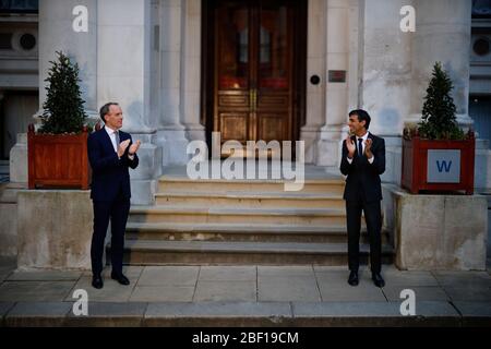 Le secrétaire des Affaires étrangères Dominic Raab (à gauche) et le chancelier de l'Échiquier Rishi Sunak se sont clavetés devant le Bureau des Affaires étrangères et du Commonwealth à Londres pour saluer les héros locaux au cours de l'initiative nationale de Clap pour les soignants de reconnaître et de soutenir les travailleurs et les soignants du NHS qui luttent contre la pandémie de coronavirus. Banque D'Images