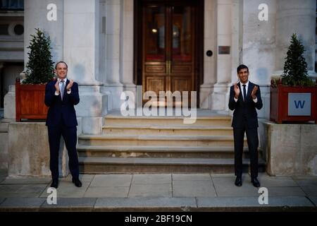 Le secrétaire des Affaires étrangères Dominic Raab (à gauche) et le chancelier de l'Échiquier Rishi Sunak se sont clavetés devant le Bureau des Affaires étrangères et du Commonwealth à Londres pour saluer les héros locaux au cours de l'initiative nationale de Clap pour les soignants de reconnaître et de soutenir les travailleurs et les soignants du NHS qui luttent contre la pandémie de coronavirus. Banque D'Images