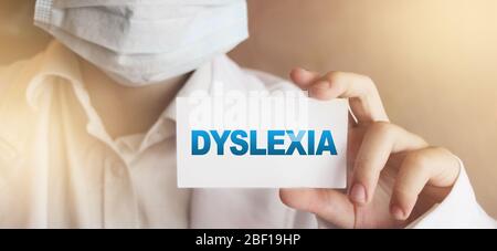 Mot dyslexie sur carte. Le médecin garde une carte avec le nom de la dyslexie diagnostique. Mise au point sélective. Concept médical Banque D'Images