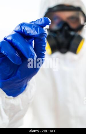 Médecin mâle dans un costume de protection et test de prélèvement de masque pour 2019-nCoV. Test de coronavirus. Banque D'Images