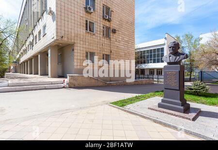 Samara, Russie - 6 mai 2018 : monument au Sergey Korolev, célèbre créateur de roquettes soviétiques et ingénieur spatial près de l'Université d'État de Samara Banque D'Images