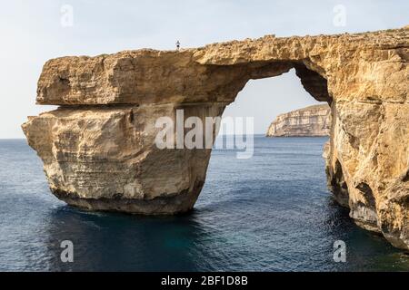 Personne debout sur la fenêtre d'Azur, Gozo Banque D'Images