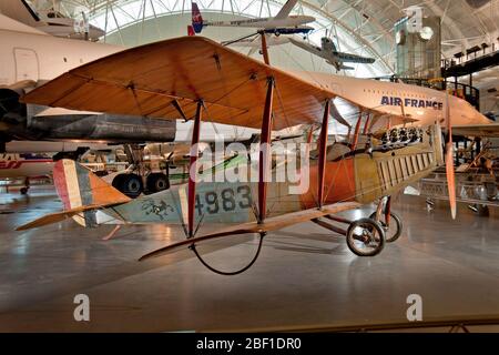 Jenny Curtiss Un seul moteur, deux sièges, un avion d'entraînement de la première Guerre mondiale construit aux États-Unis ; moteur Curtiss OX-5 de 90 chevaux. Ailes de bronzage, fuselage brun et bleu.les Curtiss JN-4 D sont presque synonymes de l'aviation américaine dans les années 1920. La Jenny, comme elle était affectueusement appelée, est apparue en 1917. Banque D'Images