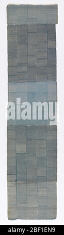 Échantillons non coupés pour le livre d'échantillons. Rouleau composé de six parties de soie cousue d'extrémité en bout; une extrémité collée sur du papier sur rouleau en bois, l'autre collée sur du papier servant d'inscription de couvercle et de roulement. Soie imprimée avec 105 motifs répétitifs à petite échelle, en grande partie en points et en losanges, en blanc sur un sol bleu. Banque D'Images