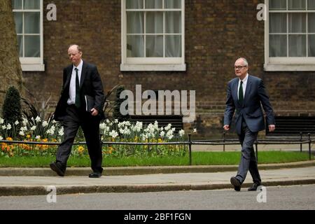 Londres, Grande-Bretagne. 16 avril 2020. Le médecin-chef de l'Angleterre Chris Whitty (L) et le conseiller scientifique en chef du gouvernement britannique Patrick Vallance arrivent au 10 Downing Street, à Londres, en Grande-Bretagne, le 16 avril 2020. Le gouvernement britannique a annoncé jeudi que les mesures restrictives actuelles visant à contenir la propagation du nouveau coronavirus resteront en place "au moins trois semaines". Crédit: Tim Irlande/Xinhua/Alay Live News Banque D'Images