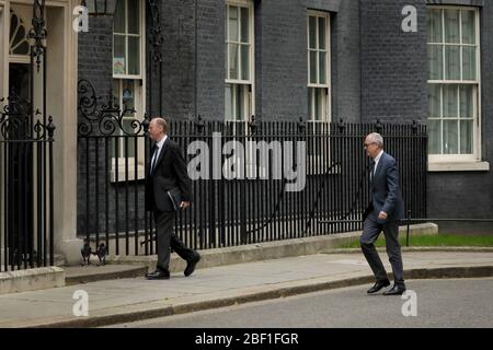 Londres, Grande-Bretagne. 16 avril 2020. Le médecin-chef de l'Angleterre Chris Whitty (L) et le conseiller scientifique en chef du gouvernement britannique Patrick Vallance arrivent au 10 Downing Street, à Londres, en Grande-Bretagne, le 16 avril 2020. Le gouvernement britannique a annoncé jeudi que les mesures restrictives actuelles visant à contenir la propagation du nouveau coronavirus resteront en place "au moins trois semaines". Crédit: Tim Irlande/Xinhua/Alay Live News Banque D'Images