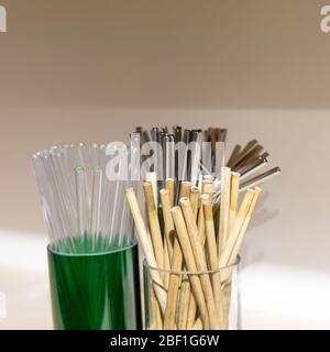 Remplacement des pailles en plastique. Diverses pailles réutilisables en bambou écologique biodégradable, acier inoxydable et verre. Zéro déchet, pas de concept plastique. Banque D'Images