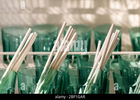 Remplacement des pailles en plastique. Pailles réutilisables en papier blanc, jetables écologiques, biodégradables, à mise au point sélective. Zéro déchet, pas de concept plastique. Banque D'Images