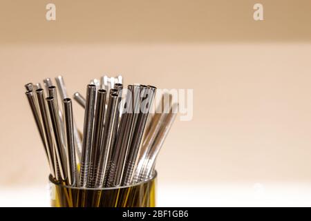 Réutilisables en acier inoxydable avec paille pailles en plastique sur fond  vert Photo Stock - Alamy