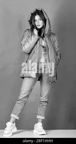 Curieux de la beauté. beauté dans les vêtements d'hiver. saison froide shopping. Grippe et rhume.. mode saisonnier dans femme manteau chaud matelassé. fille en fausse fourrure manteau soufflé. fashion. Bonne vacances d'hiver. Banque D'Images