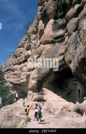 Groupe de visites, monument national Gila Cliff Dwellings, Nouveau-Mexique Banque D'Images