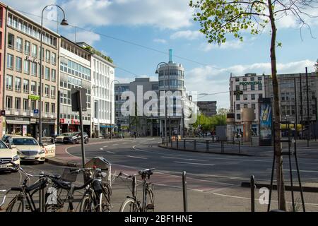 cologne, NRW, Allemagne 14 04 2020, route à Neumarkt en début d'après-midi, tous les magasins sont fermés, peu de personnes Banque D'Images