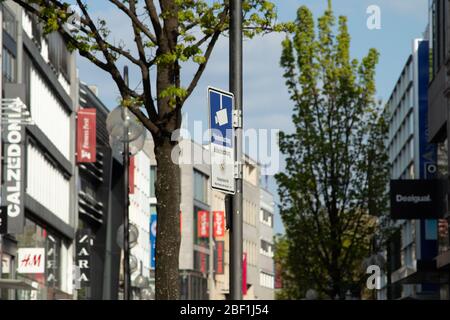 cologne, NRW, Allemagne 14 04 2020, notez que cet endroit est surveillé par des caméras de sécurité Banque D'Images