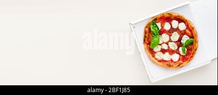 Bannière de pizza Margherita dans une boîte pour la livraison, la publicité ou le menu Banque D'Images