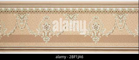 Frise. Sur un sol bagué de beige et de brun clair avec des vignes florales de minute, une rangée de guirlandes en vert clair, marron et blanc. Au-dessus, rangée de perles de trung, moulages d'œufs et de dart, et motif de perles et de bobines. Banque D'Images