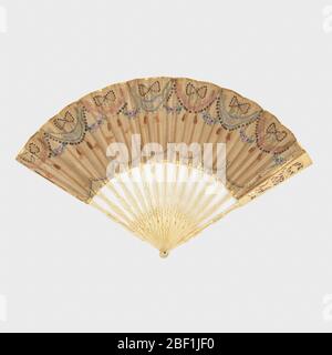 Ventilateur et carter repliables. Ventilateur pliable avec des bâtons osseux sculptés et percés. La feuille de papier est peinte dans la gouache sur l'obverse avec des chiffons en bleu, vert et rose avec du doré et des séquines. L'inverse est peint avec de petits sprays de fleurs. Banque D'Images