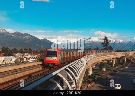 SANTIAGO, CHILI - MAI 2017 : un train Metro de Santiago sur la ligne 4 Banque D'Images