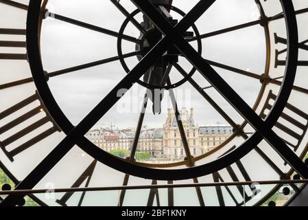 Vue sur une grande horloge du Musée d'Orsay au Palais du Louvre, Paris/France Banque D'Images