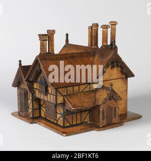 Modèle de maison. Plateau de thé en forme de maison à colombages de style gothique-Tudor du XIXe siècle avec de nombreuses cheminées, le toit de levage pour révéler 2 boîtes de thé et un bol de mélange de verre. Banque D'Images