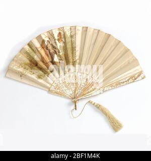 Ventilateur plissé. Ventilateur plissé avec une feuille de soie blanche avec chromolithographe montrant un homme et une femme dans une robe de style XVIIIe siècle avec cupid. Inverse : coton Uni raidi. Bâtons perlés et sculptés de nacre. Banque D'Images