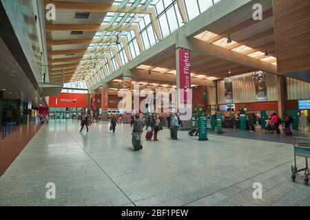 Intérieur de l'aéroport Shannon SNN dans le comté de Clare Irlande avec les touristes Banque D'Images