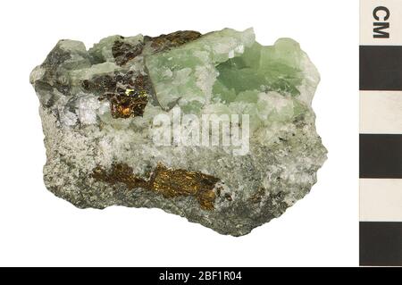 Préhnite de chalcopyrite et Apophyllite. Cet objet fait partie de la collection éducation et sensibilisation, dont certaines sont dans le centre d'éducation scientifique Q?rius et sont disponibles pour voir.514 Jan 2020 Banque D'Images