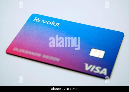 Stone / Royaume-Uni - 14 avril 2020: Nouvelle carte Revolut Bank. La carte Revolut repensée ne possède pas de détails de carte bancaire sur le côté face de la c Banque D'Images