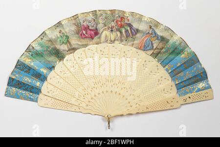 Ventilateur plissé. Ventilateur plissé. Feuille de papier doré avec imprimé de couleur main montrant des scènes pastorales avec des gens en costume du XVIIIe siècle. Bâtonnets ivoire sculptés dans des motifs floraux et couches. Banque D'Images