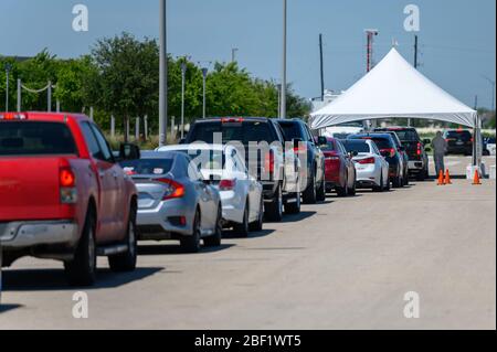 Sugar Land, Texas - 16 avril 2020: Les voitures se sont line au centre de test de conduite COVID-19 de la ville Banque D'Images