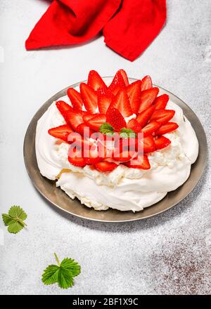 Gâteau maison Pavlova avec crème mascarpone et fraises fraîches. Dessert australien traditionnel. Mise au point sélective. Banque D'Images