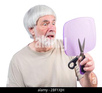 Tir horizontal d'un homme gris à poil dur qui est en quarantaine trop longtemps en regardant la coupe de cheveux qu'il vient de lui donner. Banque D'Images