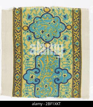 Fragment. Tissu en soie de poids robe avec bordure à motifs floraux et calligraphiques, dans le style de la tuile hispano-arabe. Imprimé en bleu foncé, turquoise et deux jaunes sur un sol blanc cassé. Banque D'Images