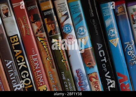 Rangée de DVD sur étagère. ROYAUME-UNI Banque D'Images