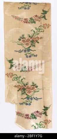 Textile. Longueur de la soie tissée avec bouquets de fleurs et pointes de type larkspur, liées ensemble par des bandes angulaires de type ruban, dans de nombreuses couleurs sur un terrain blanc cassé. Banque D'Images