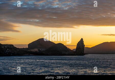 Silhouette de la formation de Pinnacle Rock sur l'île Bartolome au coucher du soleil, parc national de Galapagos, Équateur. Banque D'Images