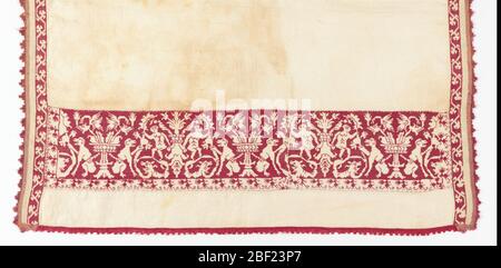 Serviette. Serviette en lin blanc avec bordure étroite de vigne conventionnalisée brodée en soie rouge à l'aide d'un point de croix et deux bandes d'extrémité brodées avec élément détourné montrant le design grotesque symétrique des singes, des dauphins, des cygnes et des figures en soie rouge Banque D'Images