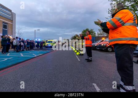 RAC et pompiers clapant à Clap pour les soignants à 20:00 à l'extérieur de l'hôpital Southend en soirée pour remercier NHS et les principaux travailleurs pendant le Coronavirus COVID-19 Banque D'Images