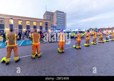 Les pompiers qui se sont clatis à Clap pour les soignants à 20:00 à l'extérieur de l'hôpital Southend en soirée pour remercier le NHS et les principaux travailleurs pendant le Coronavirus COVID-19 Banque D'Images