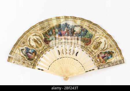 Ventilateur plissé. Ventilateur plissé. Feuille de papier doré avec chromolithographe. Obverse: Une scène de jardin, couples qui poussa. Inverse : une scène de courtenavire avec putti et paniers de fleurs. Bâtonnets d'ivoire percés et dorés. Banque D'Images