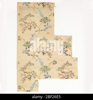 Textile. Longueur de la soie tissée avec un motif de branches fleuries entrelacés, avec des roses et d'autres fleurs. En noir, bleu, vert, jaune, pêche, rose et rouge, avec des fils de grise et de chenille blancs, sur un sol ivoire. Banque D'Images