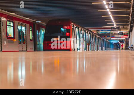 SANTIAGO, CHILI - JUILLET 2016 : un métro Santiago à la ligne 1 Banque D'Images