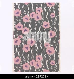 Flanc. Imprimé pour Nancy McClelland de New York. Un design très stylisé de fleurs de cinq à six pétales en rose avec des centres mauve. Les feuilles sont des rayures horizontales grises et blanches. Imprimé en rose, mauve et blanc sur le champ gris ardoise. Banque D'Images