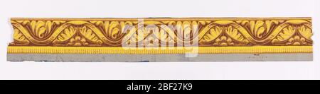 Bordure. Motif classique. Moulage architectural avec bande de scolling centrale. Boss fleuri demi-loon ci-dessous avec motif acanthus ci-dessus. Imprimé en jaune et en tons d'ocre jaune. Imprimé sur un sol gris. Banque D'Images